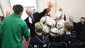 Владимир Кравцов во время открытия футбольного манежа