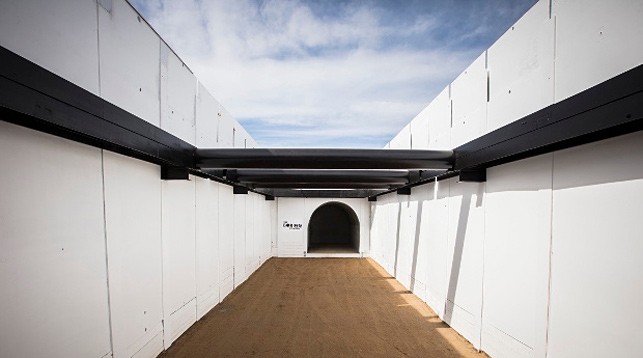 Тестовый тоннель, начинающийся на парковке SpaceX. Фото The Boring Company
