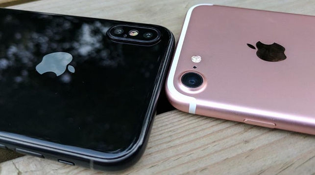 Прототип Apple iPhone 8 (слева) со своим предшественником iPhone 7