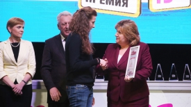 Лилия Ананич вручает Алине Воробьевой (БЕЛТА) награду