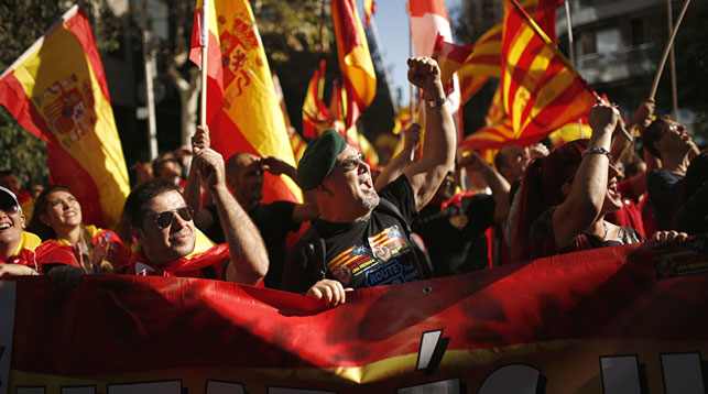 Участники митинга в поддержку единства Испании. Фото AP