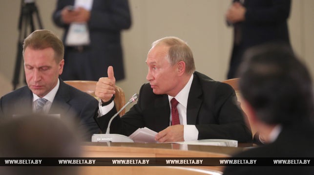 Владимир Путин во время заседания