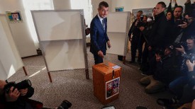 Андрей Бабиш во время голосования