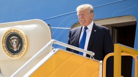 Дональд Трамп во время прибытия в аэропорт Дананга, Вьетнам. Фото AP