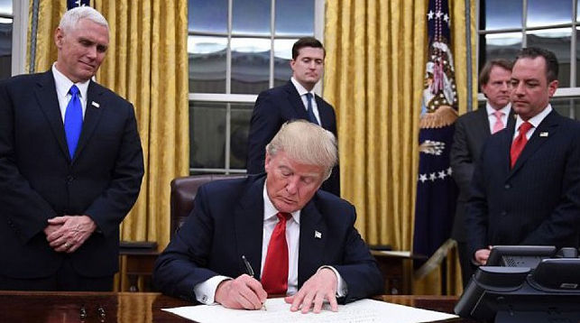 Дональд Трамп подписывает указ. Фото из архива