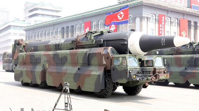 Ракета Hwasong-12 во время парада