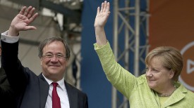 На фото: кандидат от ХДС Армин Лащет и Ангела Меркель. Фото WSJ