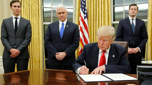 Дональд Трамп подписывает указ. Фото Reuters
