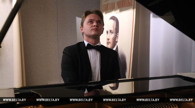 Александр Данилова играет этюд Станислава Монюшко во время церемонии открытия гостинной