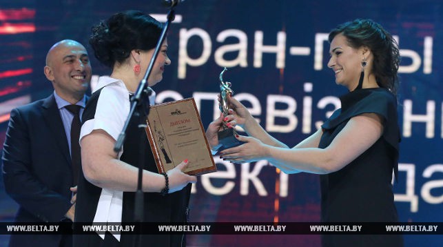 Гран-при вручает пресс-секретарь Президента Беларуси Наталья Эйсмонт