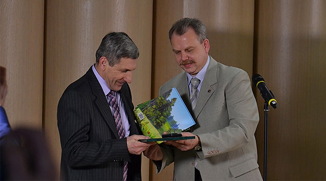 Валерию Кастрючину (слева) вручают международную литературную премию имени В.Бианки. Фото посольства Беларуси в России