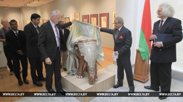 Министр культуры Беларуси Борис Светлов и посол Индии Панкадж Саксена презентуют экспонат
