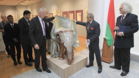 Министр культуры Беларуси Борис Светлов и посол Индии Панкадж Саксена презентуют экспонат