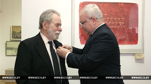 Владимир Терентьев вручает орден Александру Соловьеву