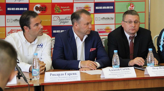 Во время пресс-конференции. Фото Белорусской федерации пляжного футбола