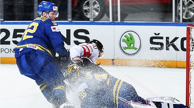 Во время матча Швеция - Швейцария. Фото IIHF