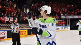 Жига Еглич, хоккеист сборной Словении, которая покидает топ-дивизион. Фото IIHF