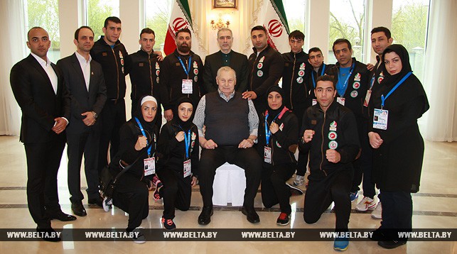 Александр Медведь (в центре) с руководством и спортсменами иранской команды