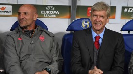Арсен Венгер (справа). Фото официального сайта &quot;Арсенала&quot;