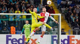 Иван Маевский (в желтой форме) сражается за мяч. Фото ФК &quot;Астана&quot;