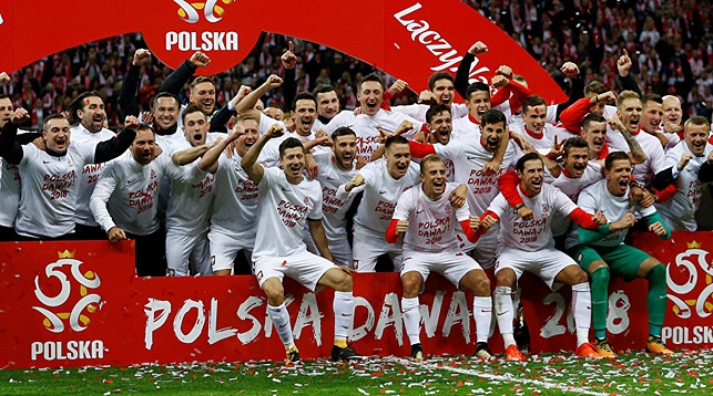 Радость польских футболистов после игры с Черногорией