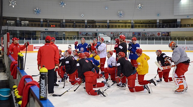 Белорусские хоккеисты проводят тренировку на льду конькобежного стадиона "Минск-Арены". Фото ФХБ