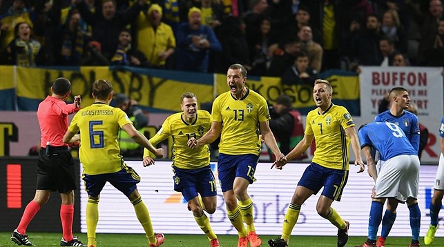 Радость шведских футболистов после забитого мяча