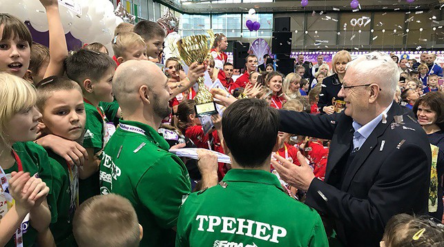 Свен Арне Хансен вручает Кубок победителям. Фото БФЛА