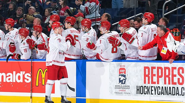 Игроки сборной Беларуси празднуют заброшенную шайбу. Фото IIHF