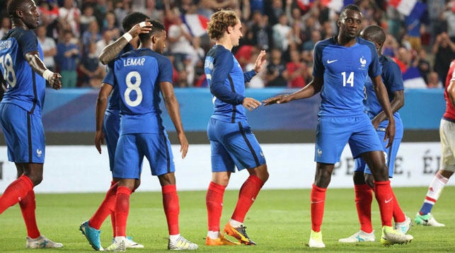 Французские футболисты празднуют очередное взятие ворот сборной Парагвая. Фото FFF