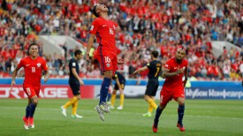 Сборная Чили празднует выход в полуфинал