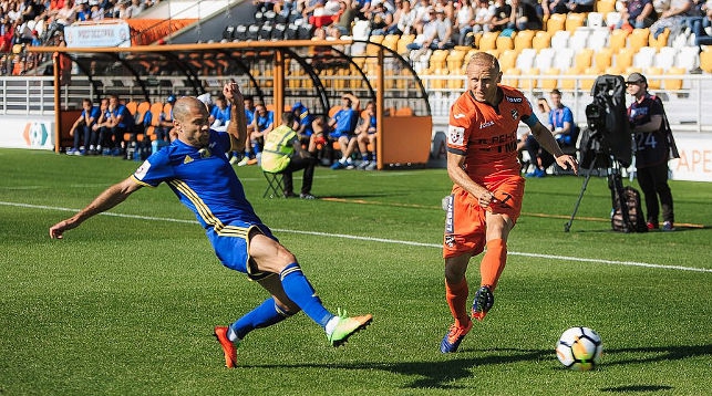 Тимофей Калачев (слева) во время матча с "Уралом". Фото екатеринбургского клуба