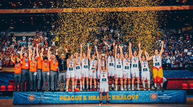 Испанские баскетболистки с чемпионским трофеем. Фото ФИБА