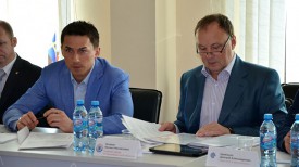 Во время заседания, справа - Михаил Захаров. Фото ФХБ