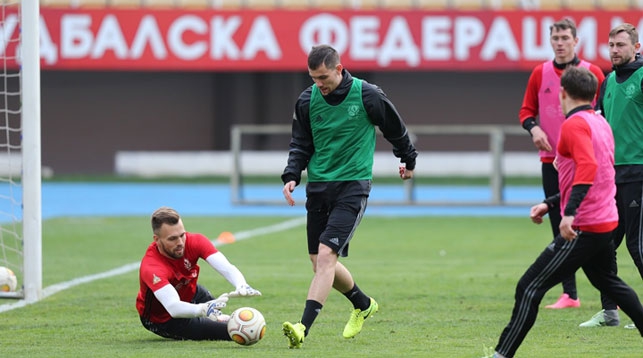 Белорусские футболисты тренируются на стадионе "Филип II" в Скопье. Фото АБФФ