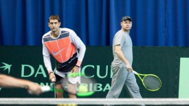 Максим Мирный и Владимир Волчков во время тренировки накануне поединка с австрийцами. Фото Белорусской федерации тенниса