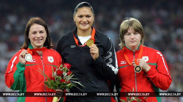 Надежда Остапчук (справа) с бронзовой медалью Игр-2008 в Пекине. Фото из архива