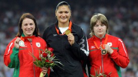 Надежда Остапчук (справа) с бронзовой медалью Игр-2008 в Пекине. Фото из архива