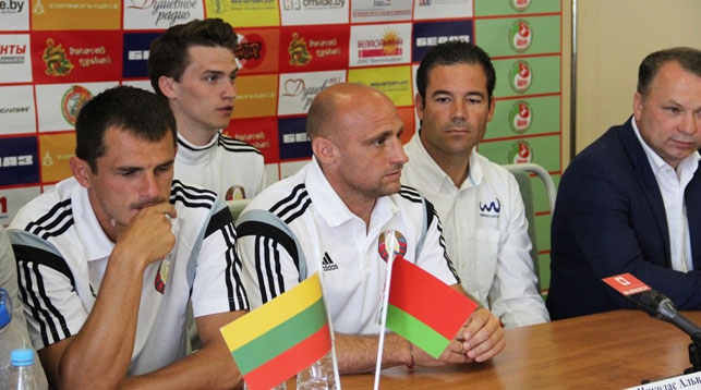Николас Альварадо (в центре). Фото Белорусской федерации пляжного футбола