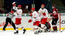 Белорусские хоккеисты празднуют взятие ворот сборной Латвии. Фото IIHF
