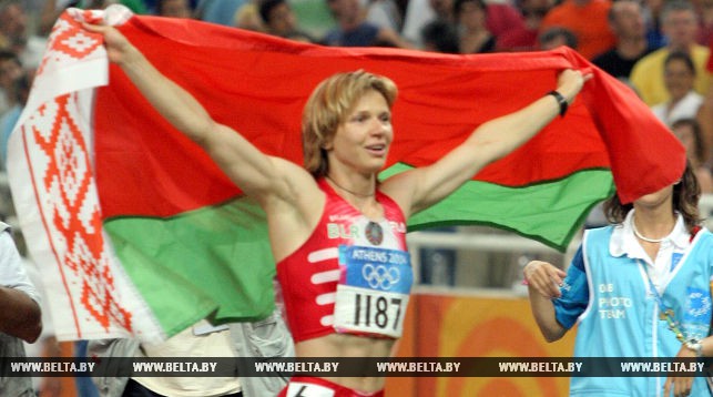 Юлия Нестеренко после победного забега на стометровке в Афинах в 2004 году. Фото из архива