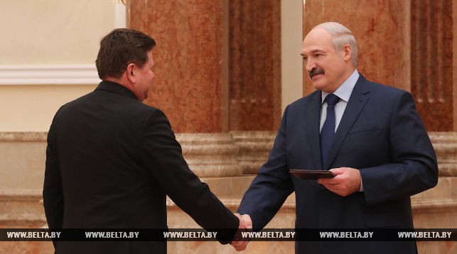 Александр Лукашенко вручает диплом Александру Белецкому