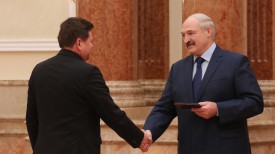 Александр Лукашенко вручает диплом Александру Белецкому