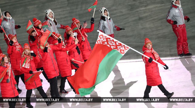 Алла Цупер несет флаг Беларуси на открытии Олимпийских игр в Пхенчхане. Фото из архива