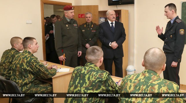 Александр Лукашенко во время посещения войсковой части