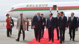 В центре - Президент Беларуси Александр Лукашенко и первый вице-премьер - министр экономики и устойчивого развития Грузии Дмитрий Кумсишвили