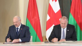 Александр Лукашенко и Гиоргий Маргвелашвили во время подписания договора