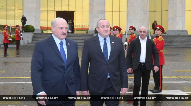Александр Лукашенко и Гиоргий Маргвелашвили в аэропорту Тбилиси