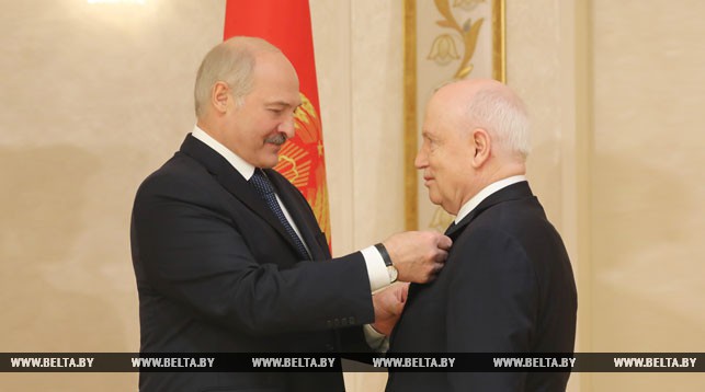 Александр Лукашенко вручает Сергею Лебедеву орден