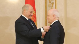 Александр Лукашенко вручает Сергею Лебедеву орден